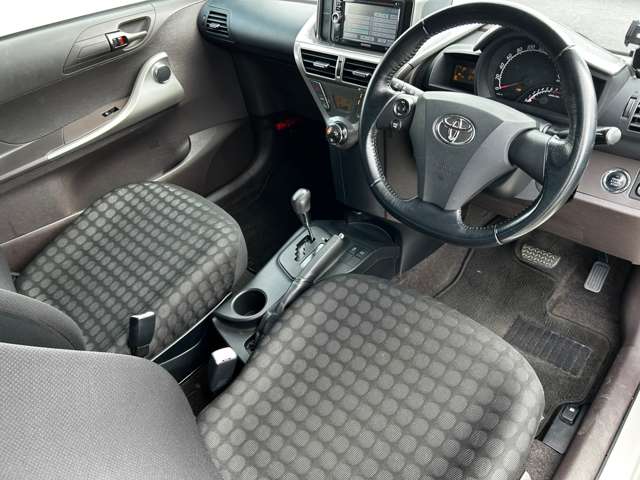 2009 Toyota iQ – thumbnail 2