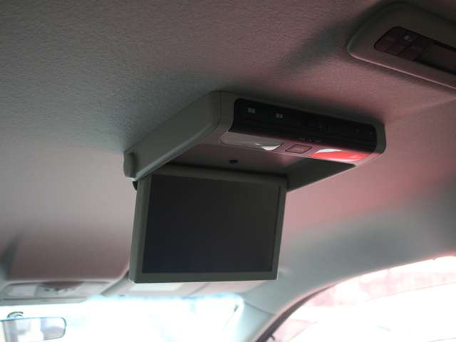 2011 Nissan Elgrand – thumbnail 4