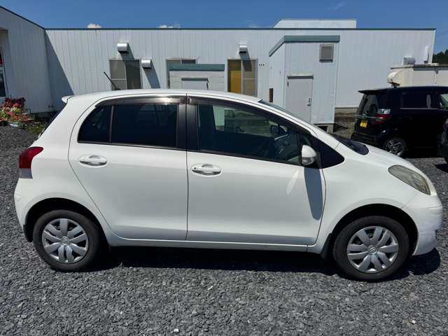 2009 Toyota Vitz – thumbnail 4
