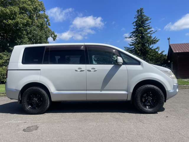 2010 Mitsubishi Delica D:5 – thumbnail 4
