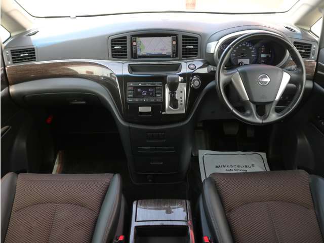 2010 Nissan Elgrand – thumbnail 4
