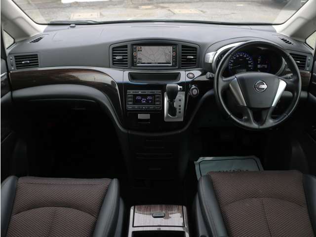 2010 Nissan Elgrand – thumbnail 4