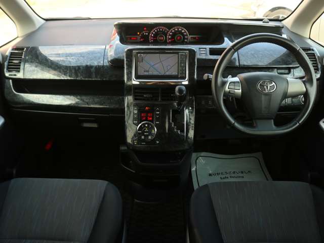 2010 Toyota Voxy – thumbnail 4