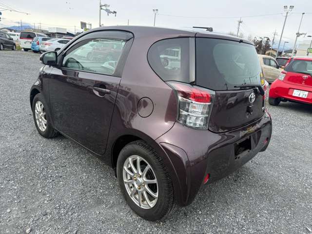 2010 Toyota iQ – thumbnail 2
