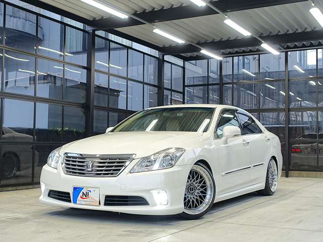 2010 Toyota Crown Royal – thumbnail 3