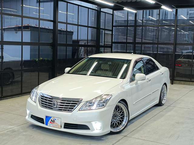 2010 Toyota Crown Royal – thumbnail 4