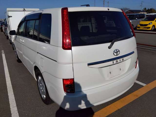 2009 Toyota Isis – thumbnail 2
