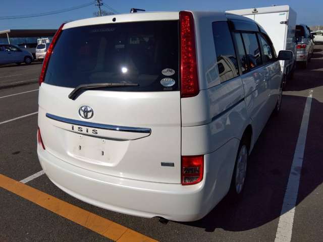 2009 Toyota Isis – thumbnail 4