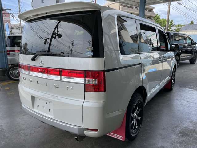 2010 Mitsubishi Delica D:5 – thumbnail 4