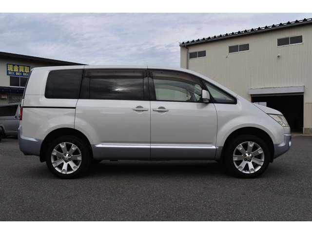 2010 Mitsubishi Delica D:5 – thumbnail 4