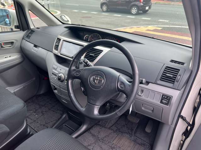 2006 Toyota Voxy – thumbnail 2