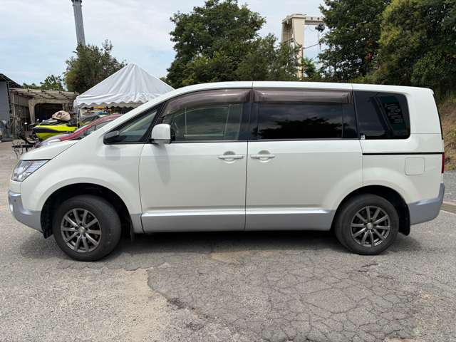 2009 Mitsubishi Delica D:5 – thumbnail 3