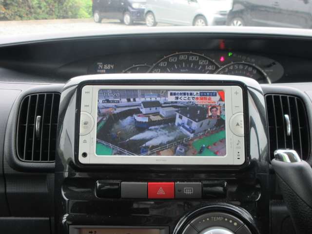 2010 Daihatsu Tanto – thumbnail 3