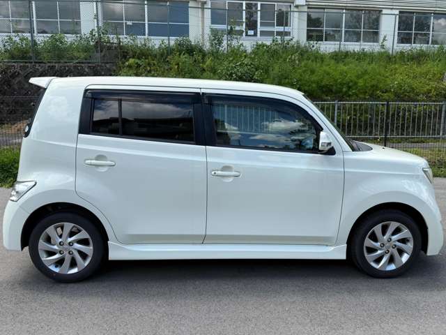 2010 Toyota bB – thumbnail 3