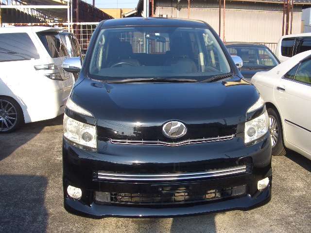 2010 Toyota Voxy – thumbnail 2