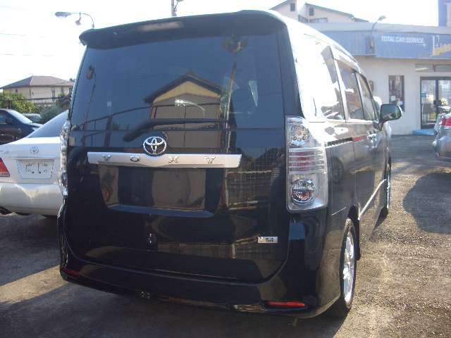 2010 Toyota Voxy – thumbnail 3