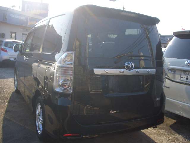 2010 Toyota Voxy – thumbnail 4