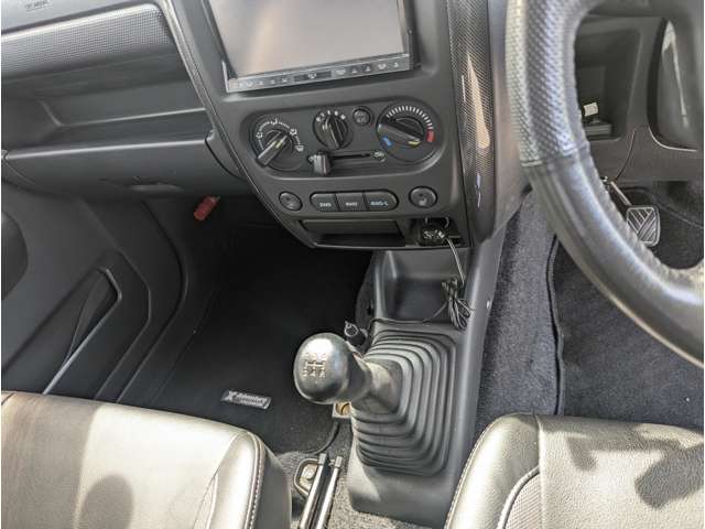 2010 Suzuki Jimny – thumbnail 2