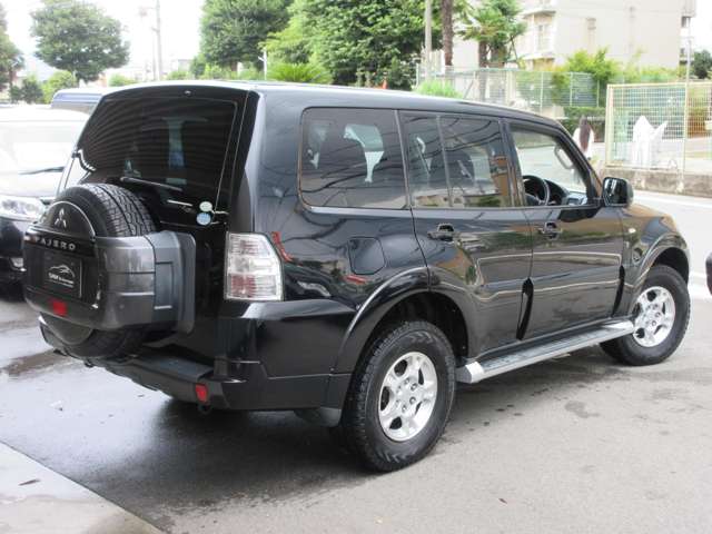2010 Mitsubishi Pajero – thumbnail 2