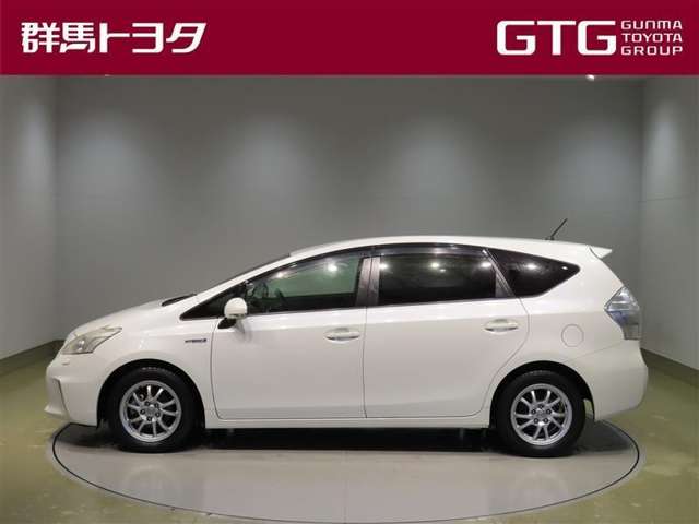2011 Toyota Prius Alpha – thumbnail 2