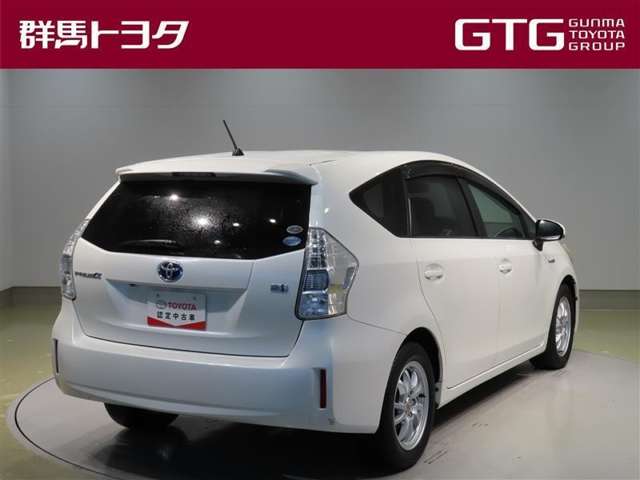2011 Toyota Prius Alpha – thumbnail 3