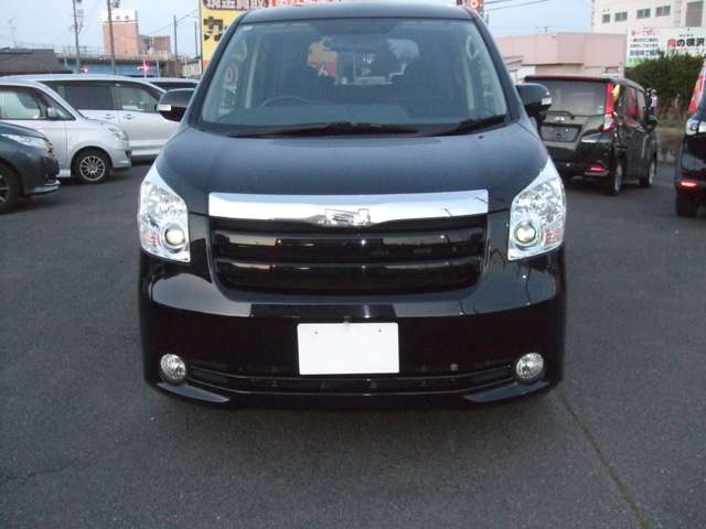 2010 Toyota Noah – thumbnail 2
