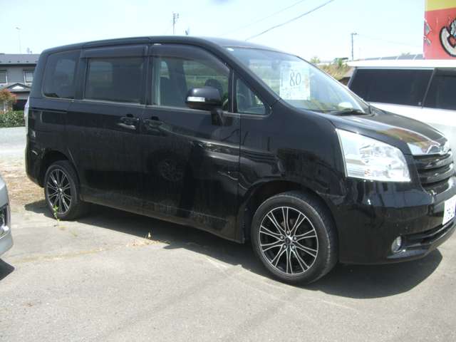 2010 Toyota Noah – thumbnail 3