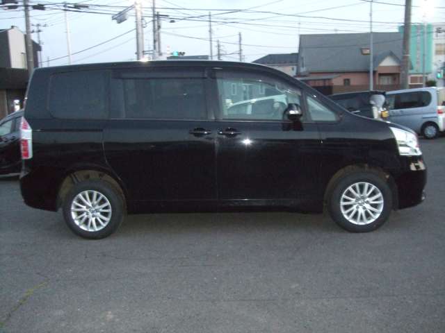 2010 Toyota Noah – thumbnail 4