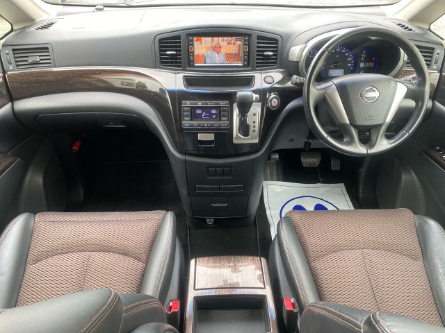 2010 Nissan Elgrand – thumbnail 2