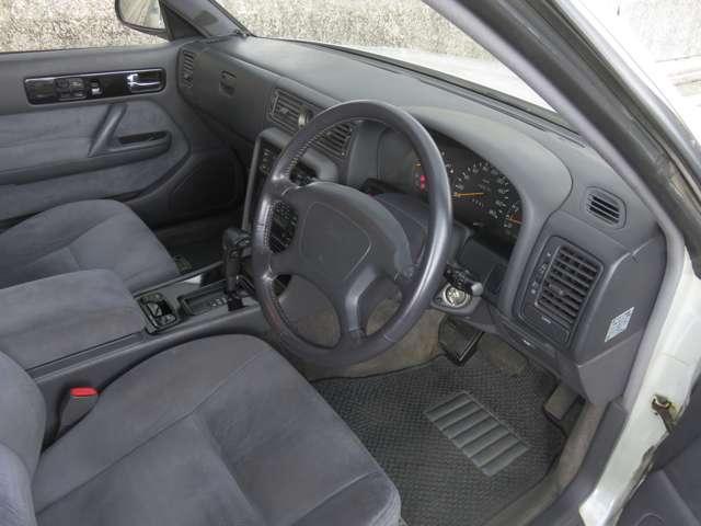 1994 Nissan Gloria – thumbnail 2