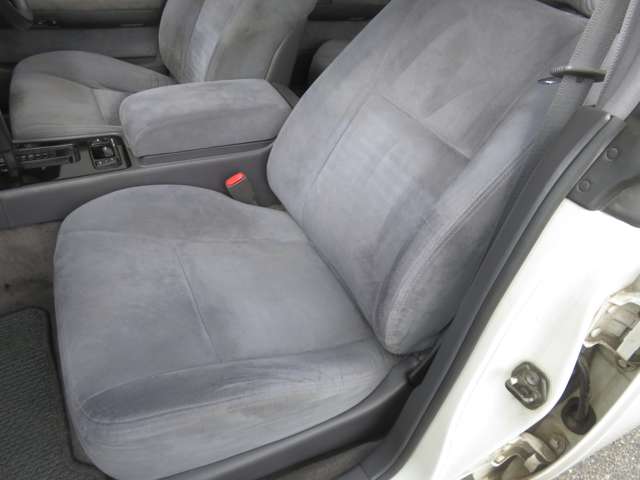 1994 Nissan Gloria – thumbnail 4
