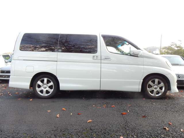 2004 Nissan Elgrand – thumbnail 3