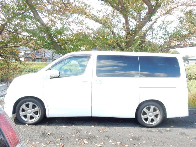 2004 Nissan Elgrand – thumbnail 4