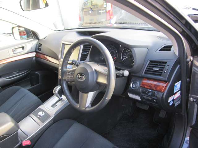 2010 Subaru Legacy Outback – thumbnail 4