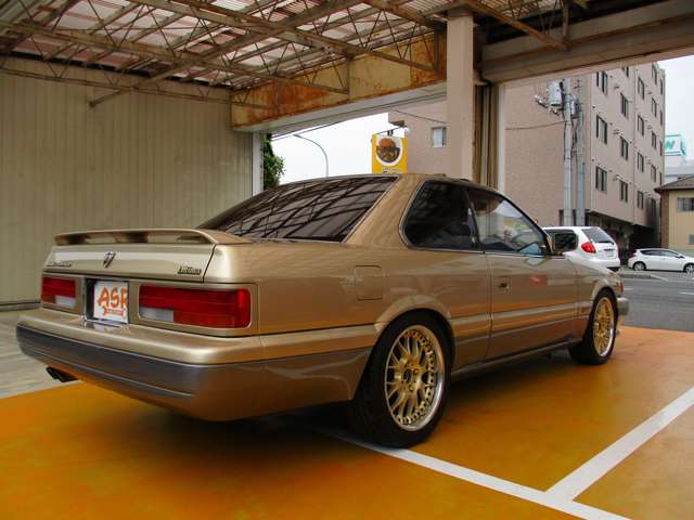 1990 Nissan Leopard – thumbnail 3