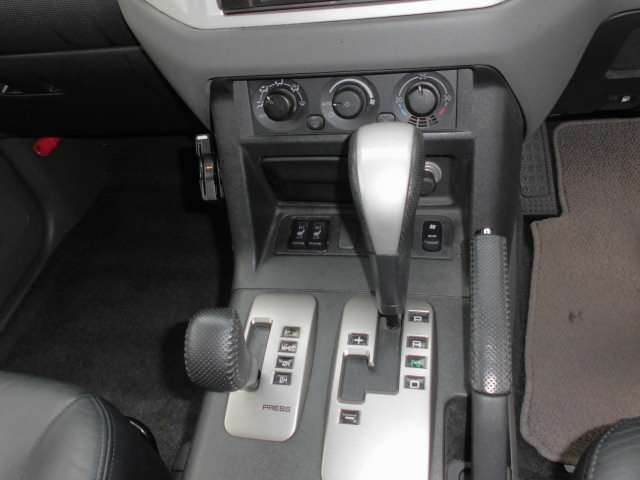 2005 Mitsubishi Pajero – thumbnail 4