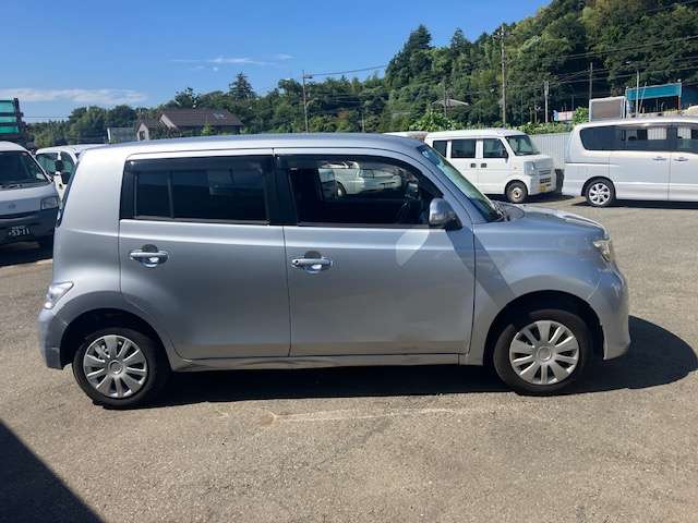 2010 Toyota bB – thumbnail 4