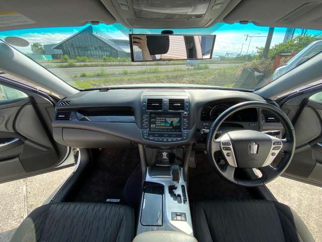 2010 Toyota Crown Athlete – thumbnail 2
