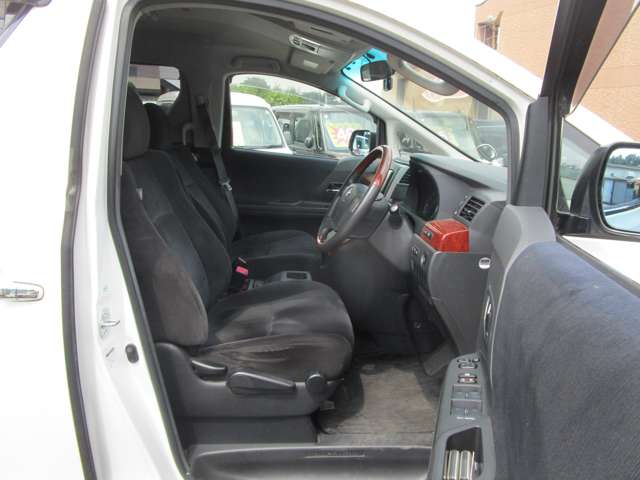2010 Toyota Alphard – thumbnail 2