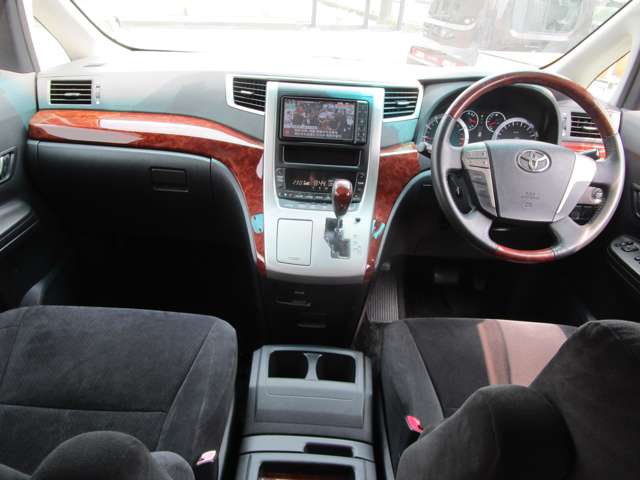 2010 Toyota Alphard – thumbnail 3