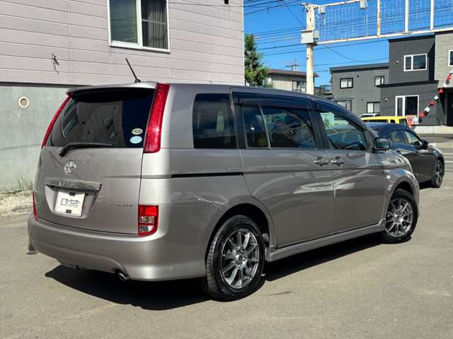 2007 Toyota Isis – thumbnail 4