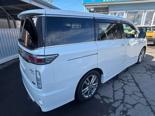 2010 Nissan Elgrand – thumbnail 4