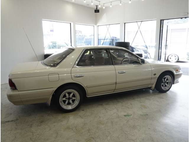 1991 Nissan Laurel – thumbnail 3