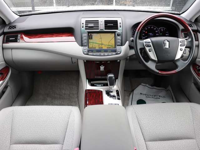 2010 Toyota Crown Royal – thumbnail 3