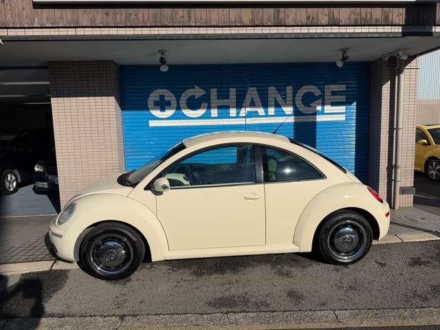 2010 Volkswagen New Beetle – thumbnail 3