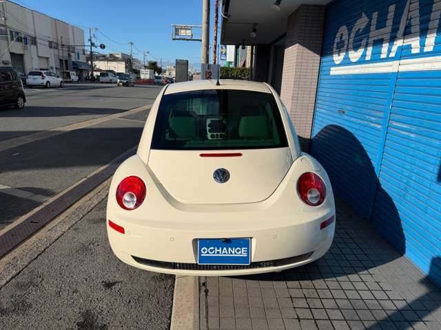2010 Volkswagen New Beetle – thumbnail 4