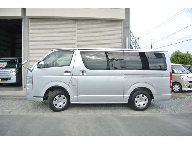 2009 Toyota Regius Ace – thumbnail 3