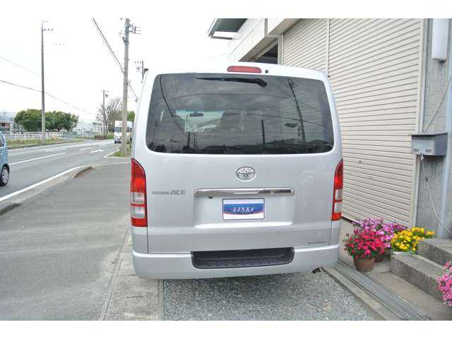 2009 Toyota Regius Ace – thumbnail 4