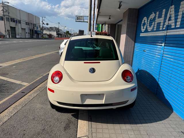 2010 Volkswagen New Beetle – thumbnail 4