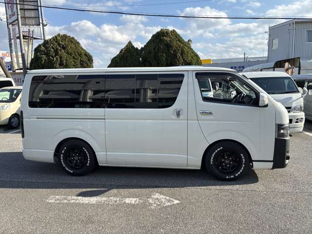 2009 Toyota Hiace – thumbnail 4